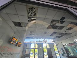 La stazione nel mirino dei vandali: distrutto pure il controsoffitto