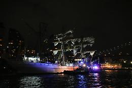 New York, nave scuola messicana urta il ponte di Brooklyn: due morti e diversi feriti