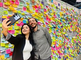 La parete di post-it virale sui social. Ecco cosa "si cela" allo stand B28