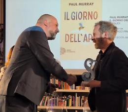Paul Murray trionfa al Premio Strega Europeo 2025 con "Il giorno dell’ape"