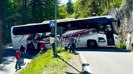 Autobus resta incastrato in curva, bloccata da ore la strada in Val Chisone