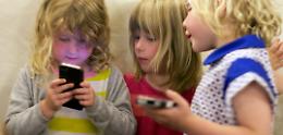 “Addio social prima dei 15 anni?”: L’Italia verso la stretta storica sui minori online