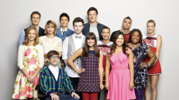 'Glee' compie 16 anni e il suo impatto sulla TV adolescenziale è ancora evidente nonostante le sue 'maledizioni'