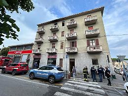 Incendio a Torino, palazzo evacuato e traffico deviato