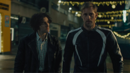 A Cannes 'Pillion' conquista il pubblico: un racconto audace di amore e potere con Harry Melling e Alexander Skarsgård