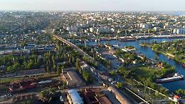Kherson, raid russo: muore una donna sotto le macerie