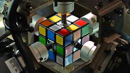 Più veloce della luce (quasi): il robot che risolve il cubo di Rubik in un tempo indefinibile