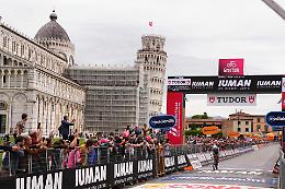 Giro d'Italia: Dan Hoole trionfa nella cronometro di Pisa, Ayuso si avvicina a Del Toro