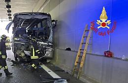 Incidente tra scuolabus e camion sulla Pedemontana: una vittima e tre feriti