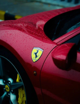 Ferrari chiude il trimestre in positivo, ma cade in Borsa: ecco perché