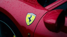 Ferrari alza il dividendo del 21%: 640 milioni agli azionisti, ecco quanto incasseranno