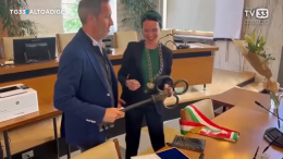 “Mettiamola via”: la nuova sindaca di Merano Katharina Zeller rifiuta la fascia tricolore