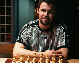 Magnus Carlsen contro il mondo: 46 giorni di sfida, 32 mosse e un record senza precedenti