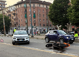Beve birra al market, impenna con la moto e si schianta contro due auto