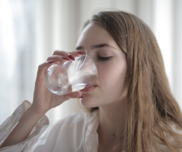 Tra depuratori, rubinetto e bottiglia: ecco come scelgono l'acqua gli italiani