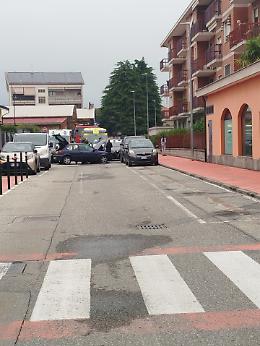 Incidente a Leini: auto si schianta contro vetture parcheggiate, due giovani in ospedale