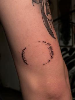 Farsi tatuare il morso del partner: il nuovo trend che spopola su TikTok 