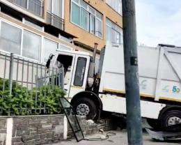 Camion dei rifiuti perde il controllo in via Genova: distrutta un’auto parcheggiata