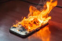 Batteria al litio prende fuoco a Crescentino, lieve intossicazione per una donna
