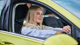 Compatte, tecnologiche e soprattutto green: ecco le auto preferite dalla Gen Z
