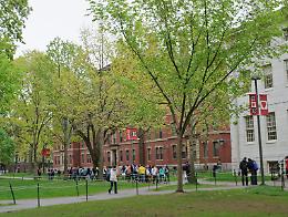 Trump dichiara guerra a Harvard: stop agli studenti stranieri, l'ateneo resiste alle pressioni del governo