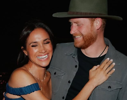 Meghan &ldquo;padrona&rdquo; di Harry. E che litigata con la Regina