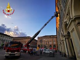 Cadono calcinacci in piazza San Carlo, arrivano i pompieri