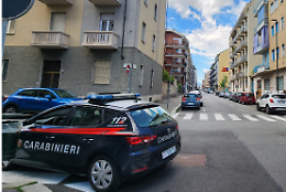 Bimbi piccoli lasciati soli in casa in mezzo al crack: blitz dei carabinieri