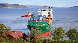 Norvegia, si sveglia e trova una nave cargo incagliata in giardino
