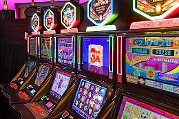 Polizia sospende una sala giochi per violazioni normative sulle slot-machine