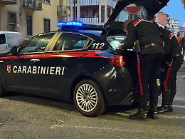 Tentano di scappare dal negozio con tv e computer: arrestati dai carabinieri