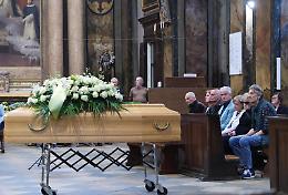 Ultimo saluto a Germano Giai Levra: in prima fila anche i figli accusati della sua morte