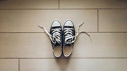 Togliersi le scarpe in casa: una precauzione utile o un eccesso di zelo?
