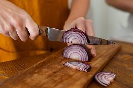 Come tagliare le cipolle senza piangere: i segreti della scienza