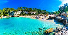 Le Baleari licenziano gli influencer: troppo successo, troppi turisti
