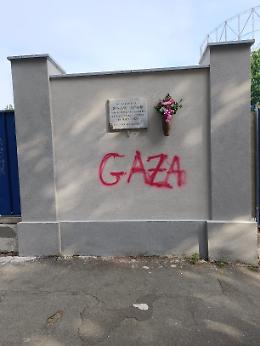 Torino, scritta "Gaza" sotto la lapide della vittima delle Brigate Rosse Rosario Berardi: la condanna del figlio