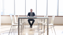 Sempre online, sempre soli: perché al lavoro ci si sente più isolati che mai