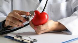 Quando il cuore avverte prima della mente: ecco come il ritmo cardiaco preannuncia i segnali dell’Alzheimer