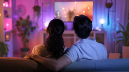 Dal divano con amore: guardare serie insieme unisce più di quanto pensi