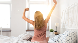 Alzarsi all’alba fa bene al corpo e alla mente: ecco cosa dicono gli studi