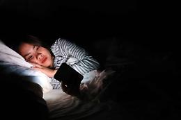 Smartphone 50 volte più luminoso della luna piena: come la luce notturna danneggia il sonno degli adolescenti