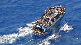 Strage di migranti al largo della Grecia: incriminati 17 membri della Guardia costiera