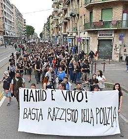 Corteo per il morto suicida in carcere, la sorella: "L'hanno picchiato e maltrattato"