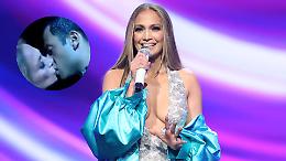 AMAs, JLo incanta (e sconvolge) tutti con i suoi outfit e la sua performance... baciando i suoi ballerini