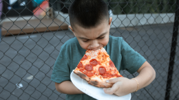 Non solo cosa, ma come si mangia: masticare lentamente può salvare la salute dei più piccoli