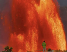 Spettacolare eruzione del vulcano Kilauea alle Hawaii: colonne di lava alte 300 metri