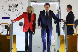 Botte da orbi all'Eliseo: Brigitte Macron schiaffeggia il marito Emmanuel all'arrivo ad Hanoi