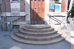I bagni pubblici? Sono vietati ai disabili ma i piccioni possono entrare