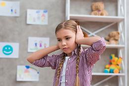 Aule silenziose, bambini sereni: come l'assorbimento acustico nelle scuole può rivelarsi fondamentale