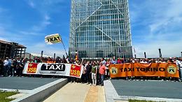 I taxi "assediano" il palazzo della Regione: «No all'algoritmo, vogliamo che controllino gli abusivi»